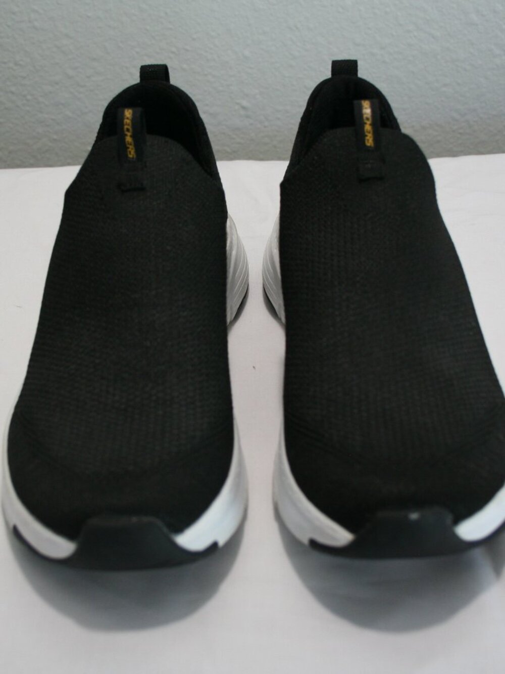 Skechers Women's Sz 8 Black Slip-On Air Cooled Arch Fit Knit Sneakers